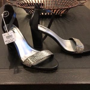 Medium heel ankle strap sandle